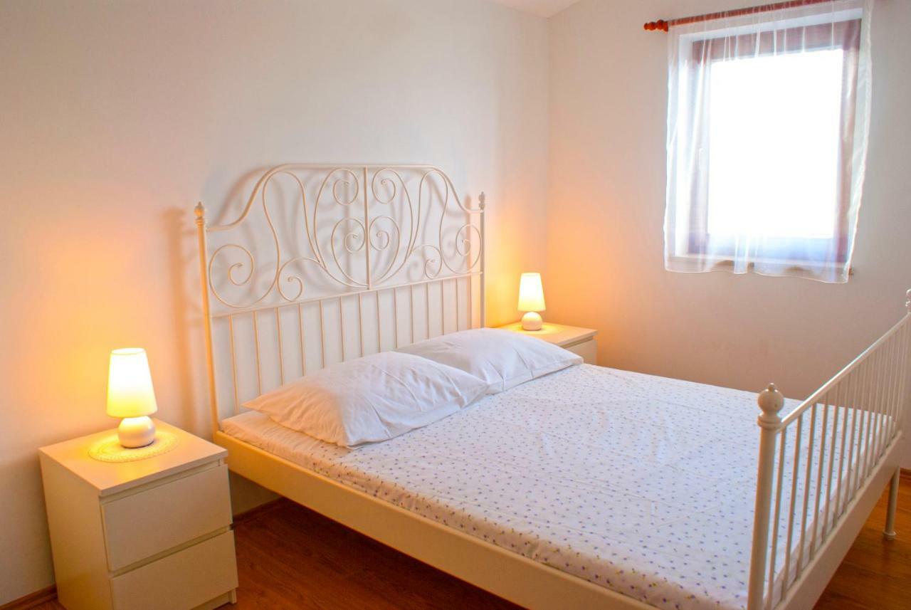 Apartmani Ribarica**** Karlobag Εξωτερικό φωτογραφία